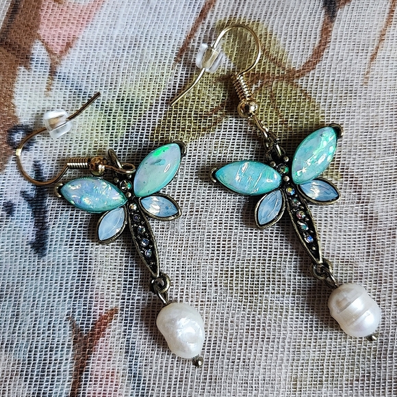 Opalescent Dragonfly Pierced Earrings NEW on Card Cultured Pearls Delicate - Picture 5 of 11